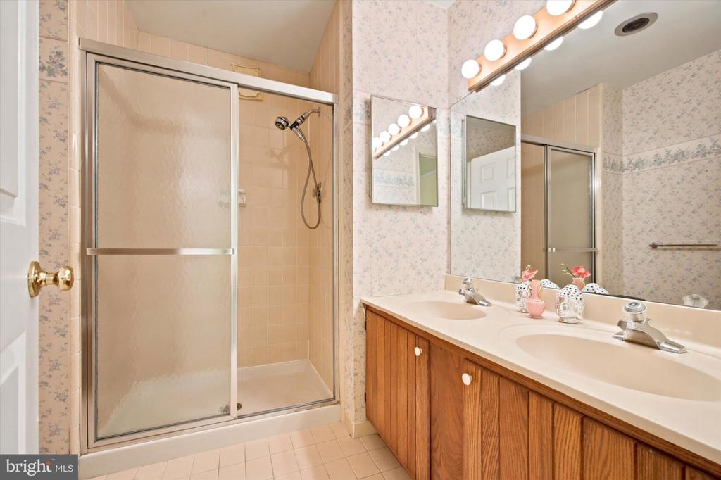 127 WOODGATE LANE Unit: 17