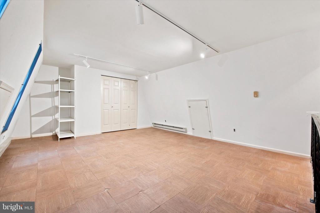 127 WOODGATE LANE Unit: 17