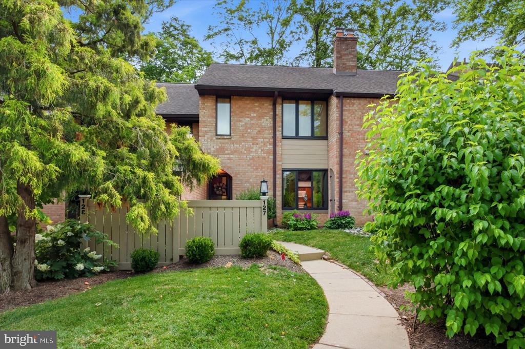 127 WOODGATE LANE Unit: 17