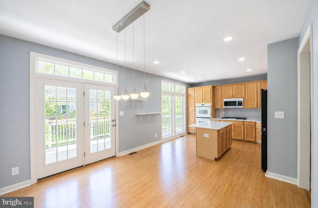 1302 HENDRIX LANE