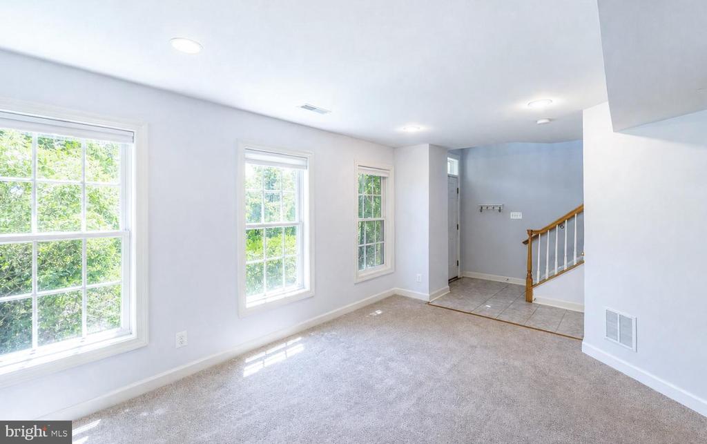 1302 HENDRIX LANE