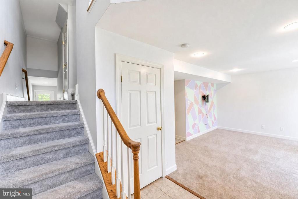1302 HENDRIX LANE
