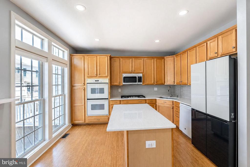 1302 HENDRIX LANE