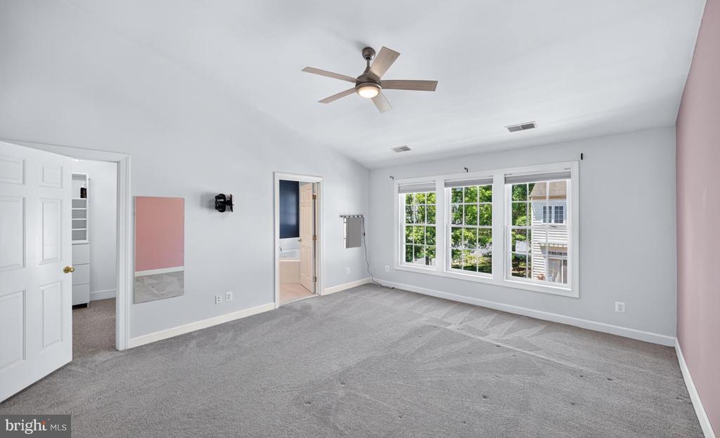 1302 HENDRIX LANE