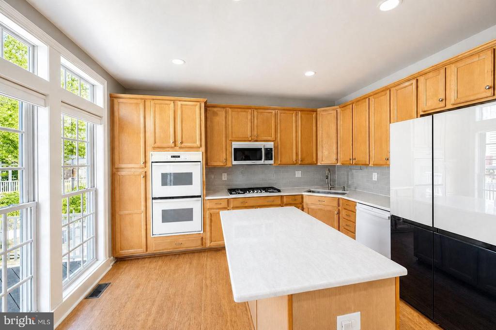 1302 HENDRIX LANE
