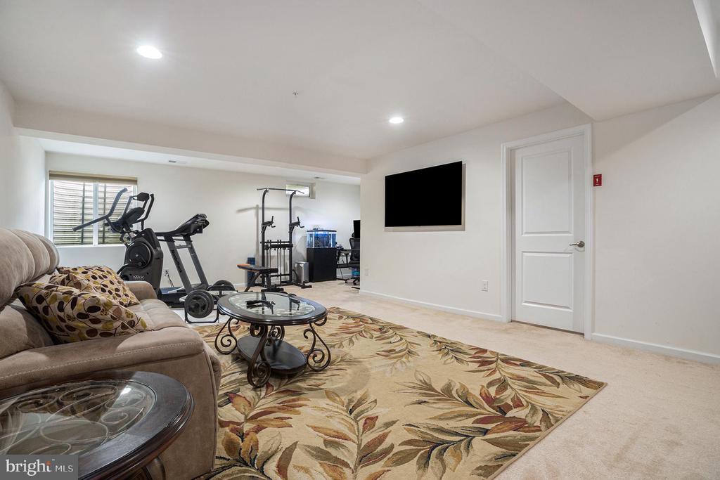 1715 LISA COURT