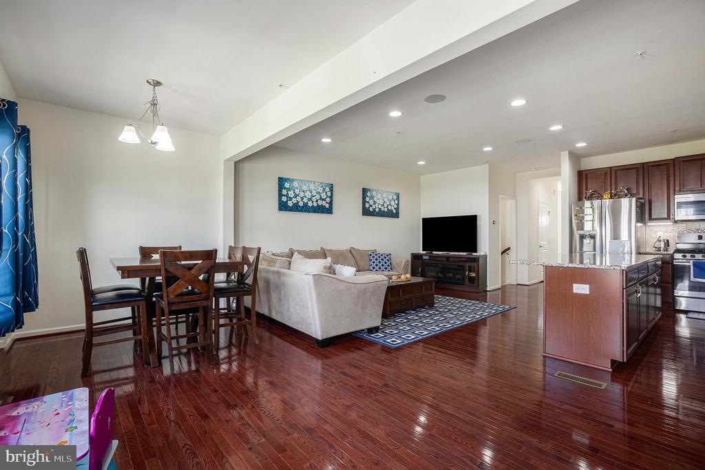 1715 LISA COURT