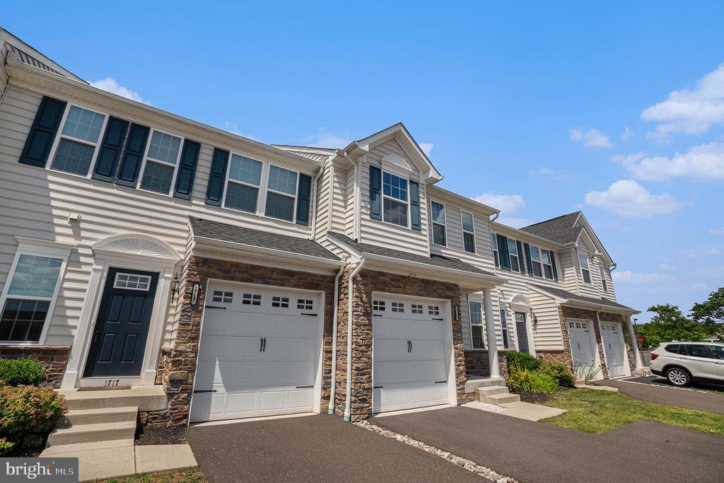 1715 LISA COURT
