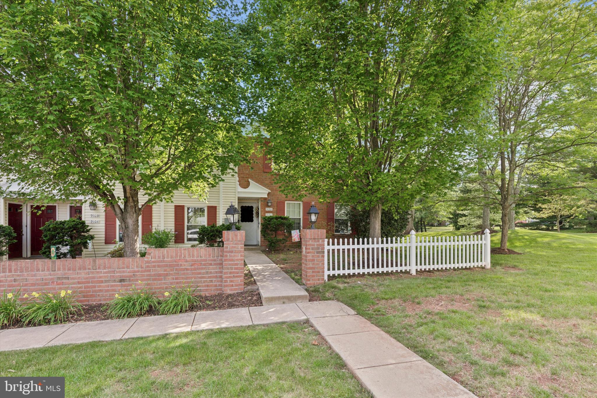 909 STOCKTON COURT B B