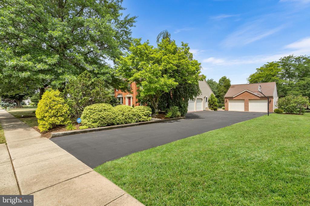 1122 CANTERBURY DRIVE