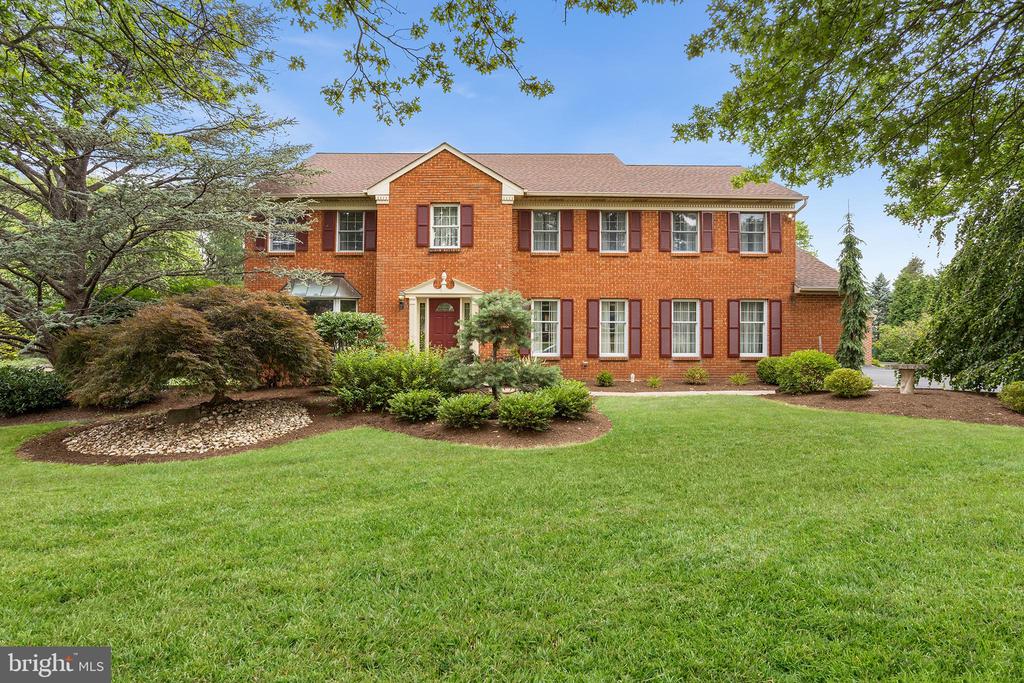 1122 CANTERBURY DRIVE