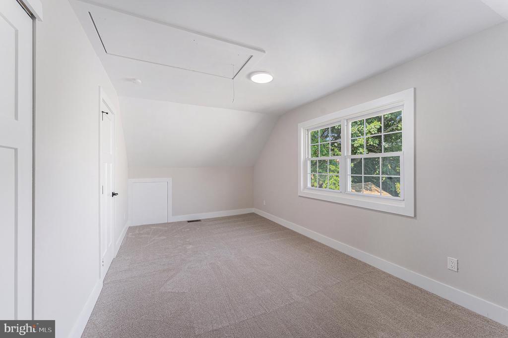 10 MEADOWLARK LANE