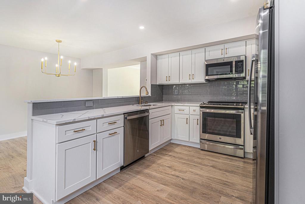 10 MEADOWLARK LANE