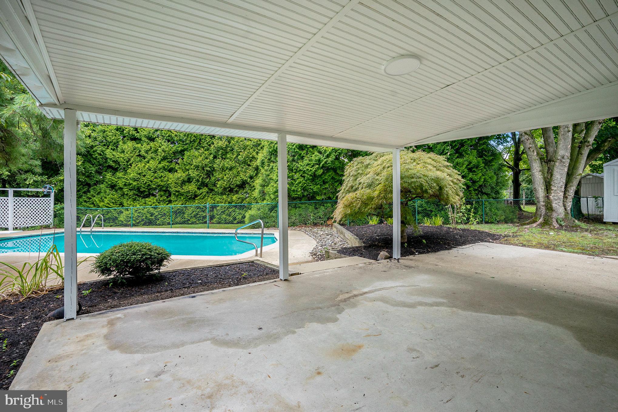 10 MEADOWLARK LANE