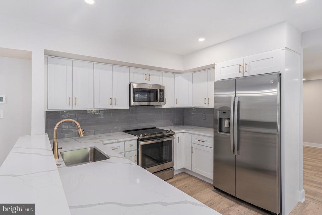 10 MEADOWLARK LANE