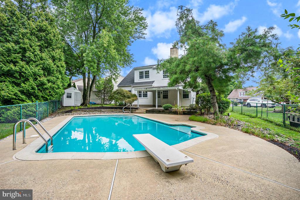 10 MEADOWLARK LANE