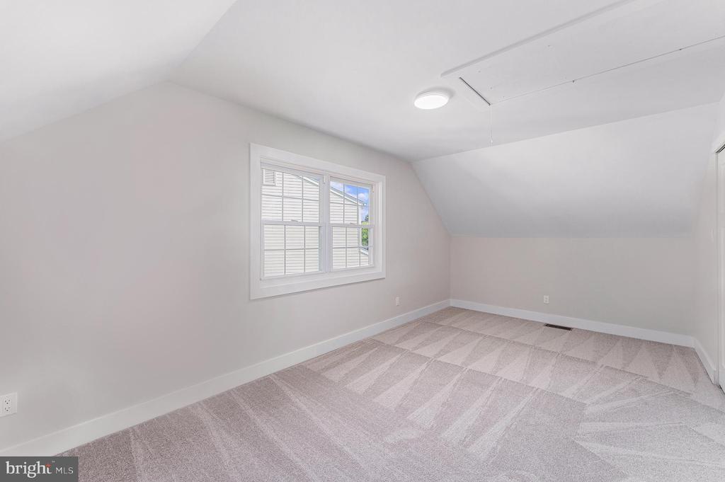 10 MEADOWLARK LANE