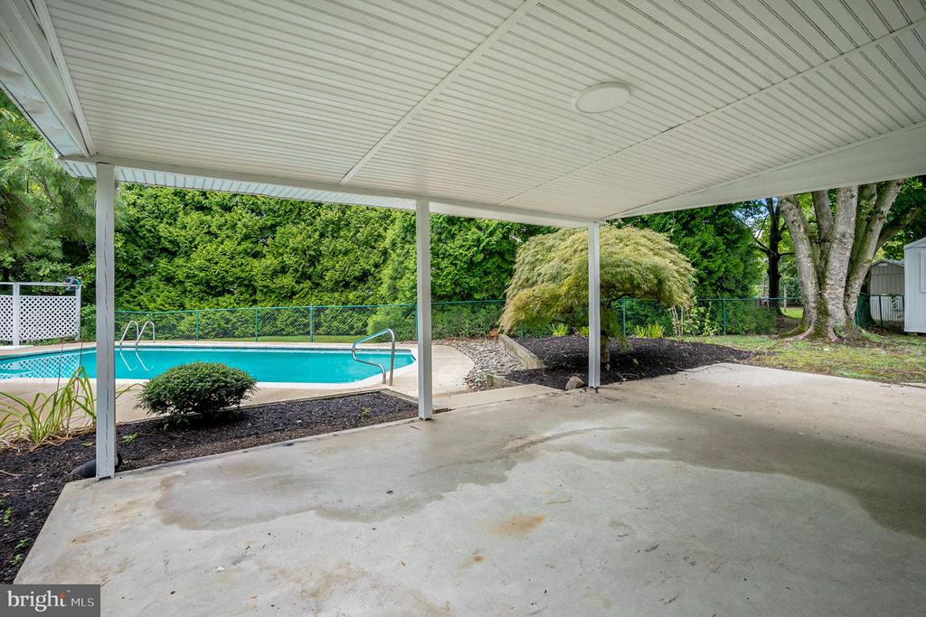 10 MEADOWLARK LANE