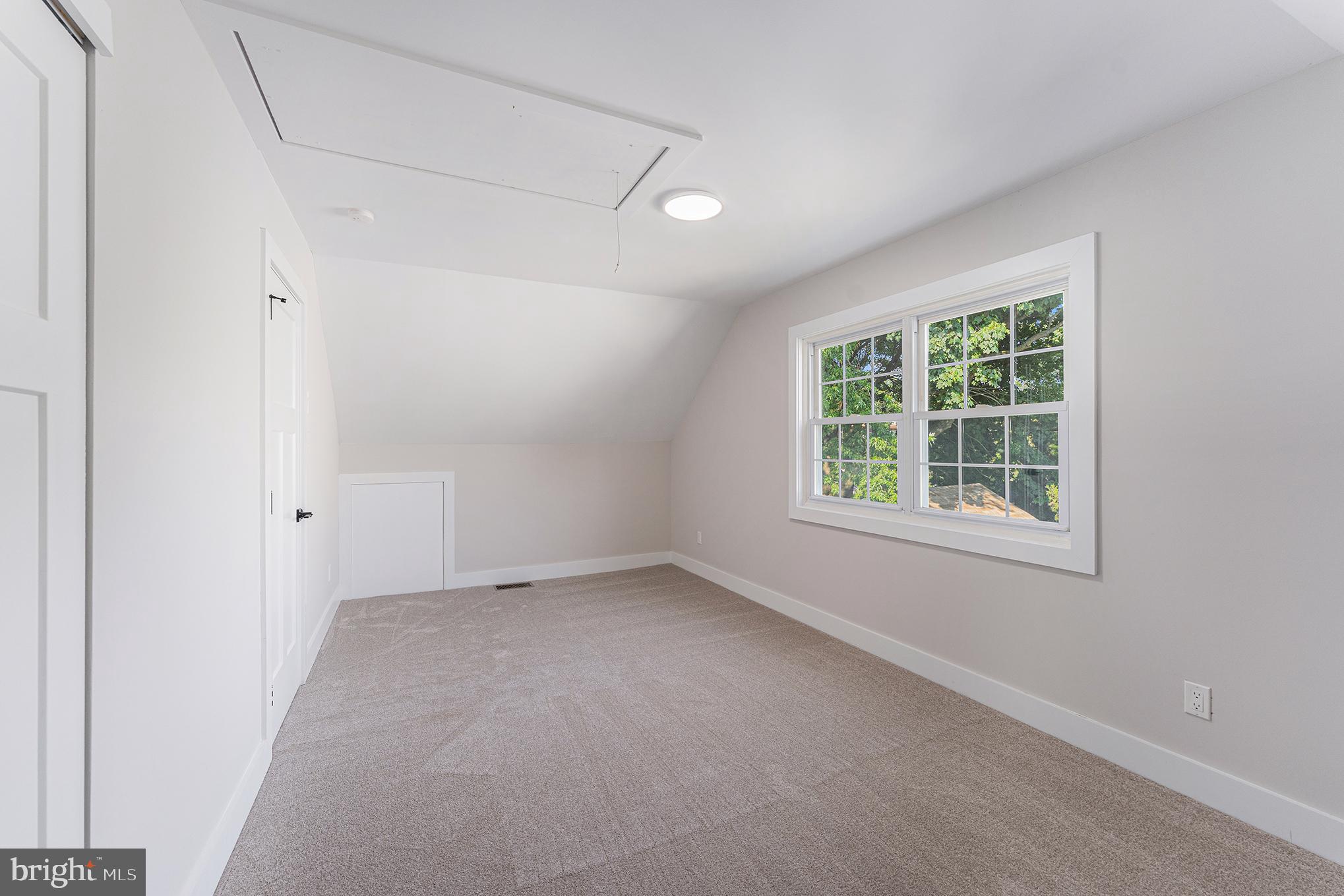 10 MEADOWLARK LANE