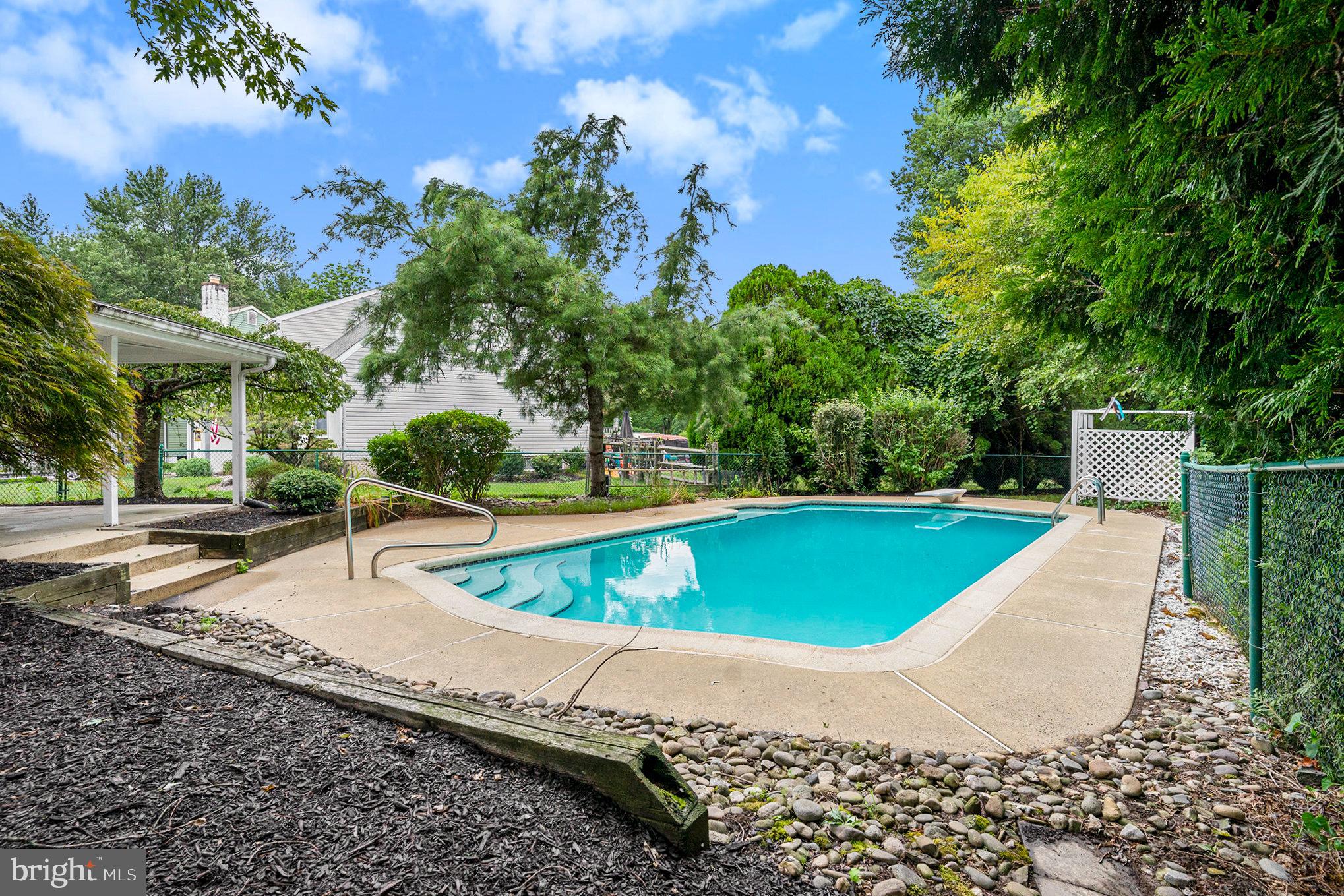 10 MEADOWLARK LANE