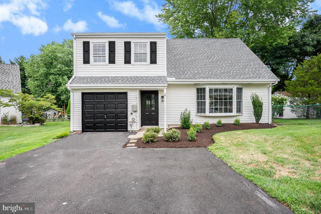 10 MEADOWLARK LANE