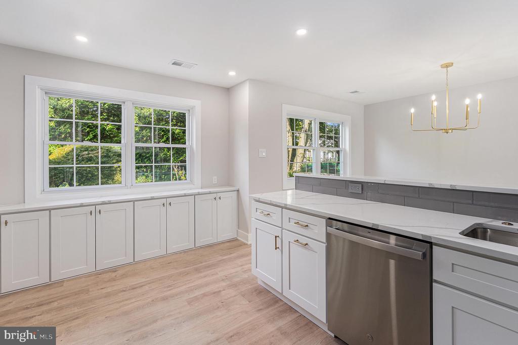 10 MEADOWLARK LANE