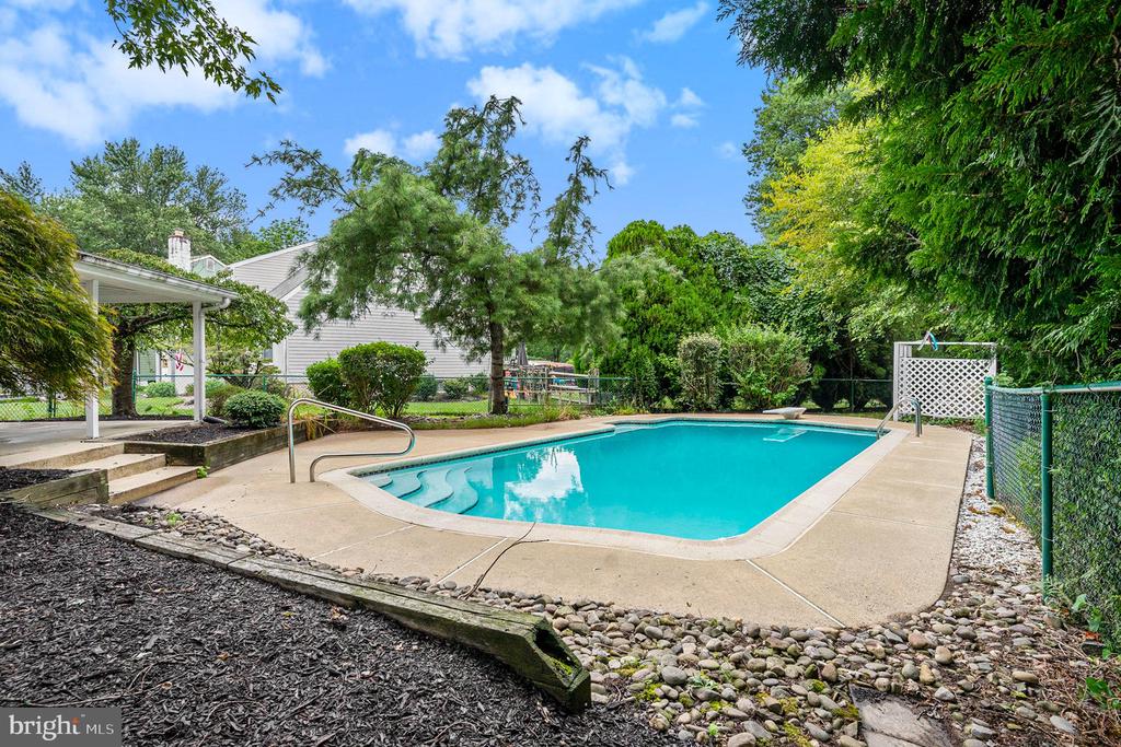 10 MEADOWLARK LANE