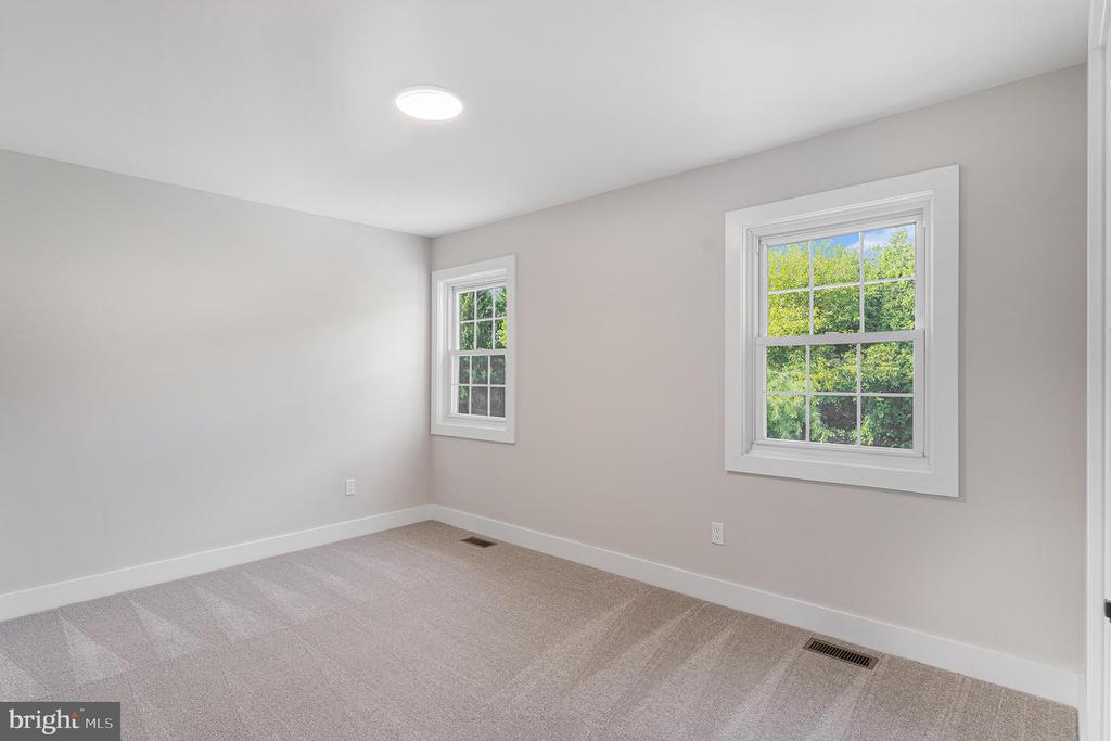 10 MEADOWLARK LANE
