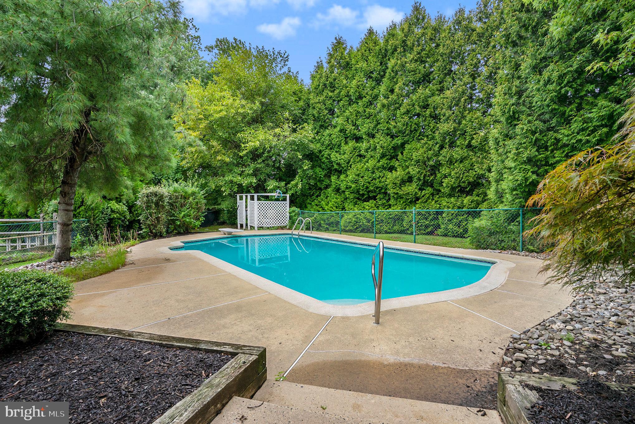 10 MEADOWLARK LANE