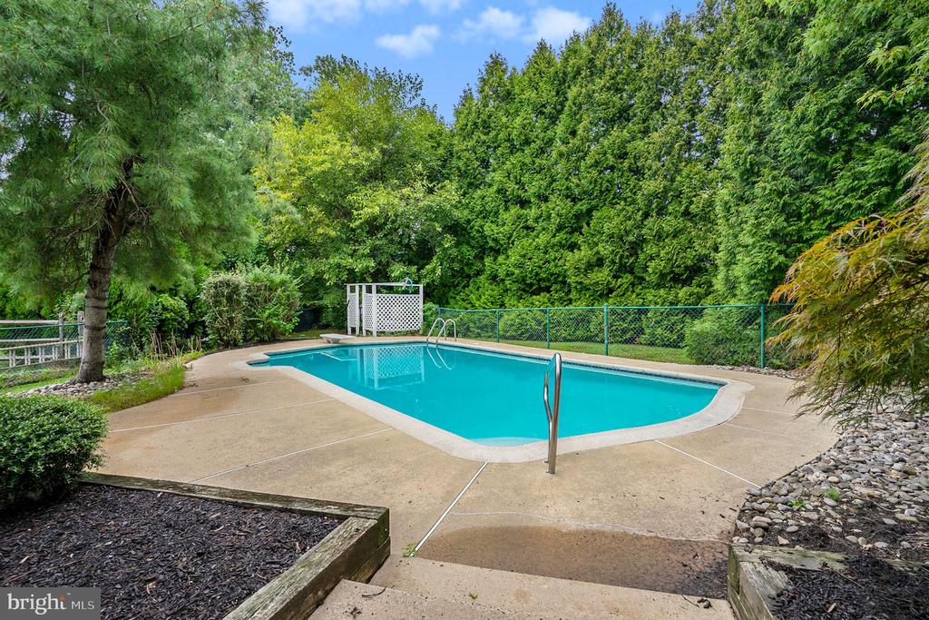 10 MEADOWLARK LANE