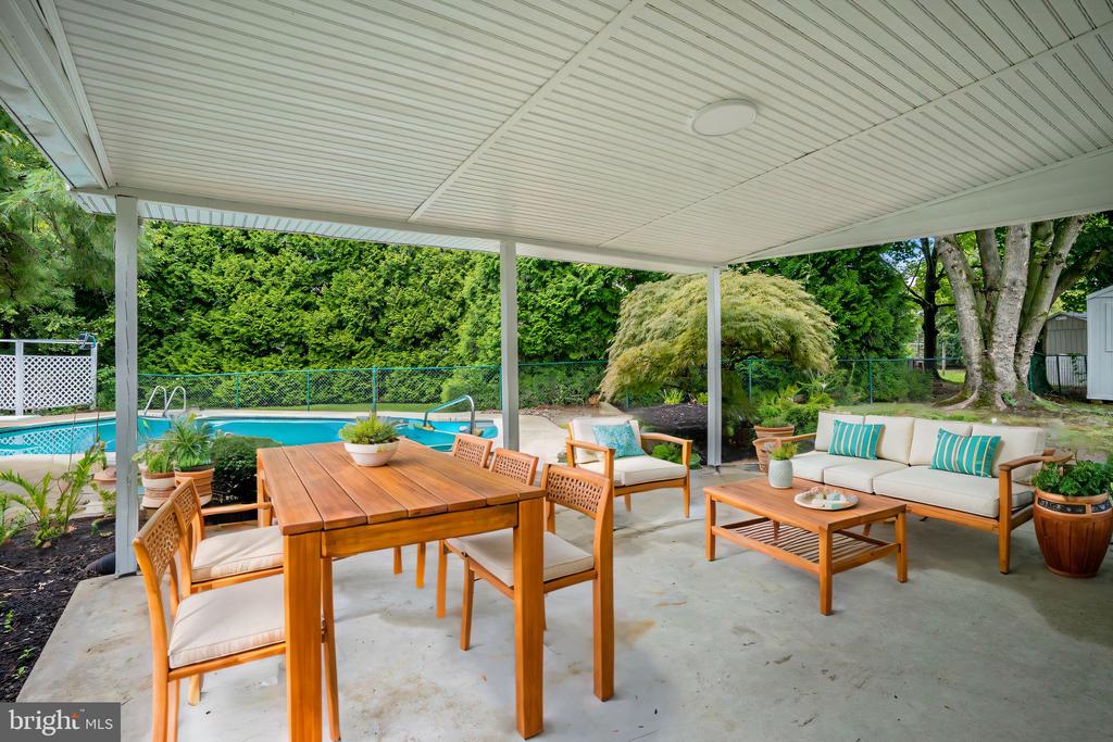 10 MEADOWLARK LANE