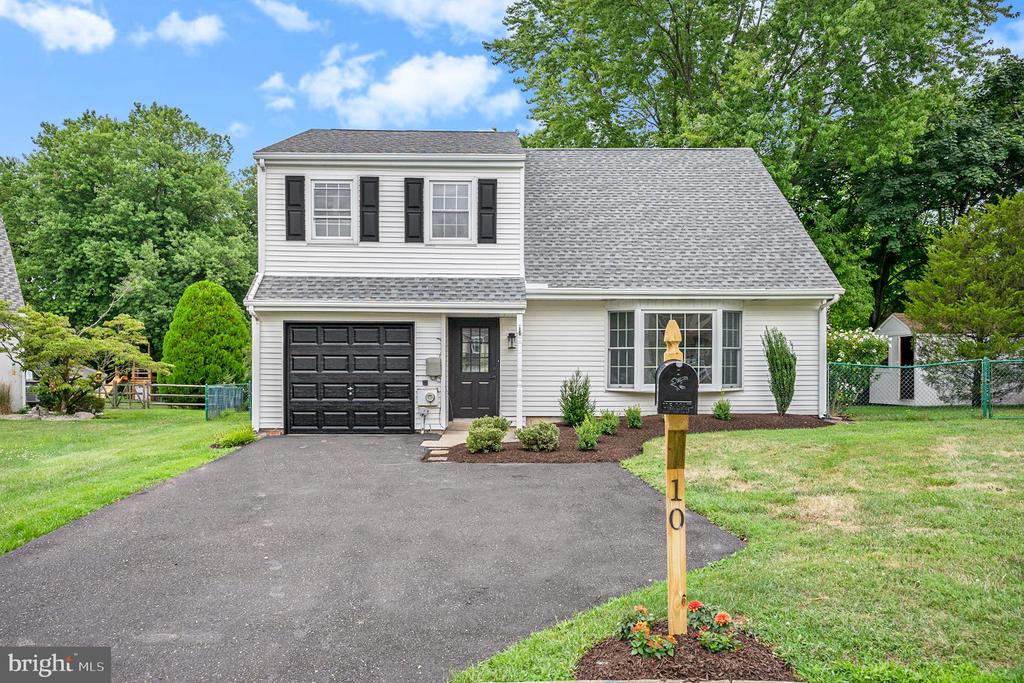 10 MEADOWLARK LANE