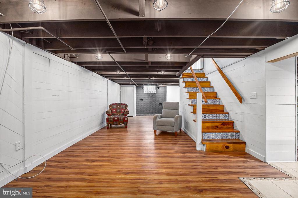 377 W 7TH AVENUE