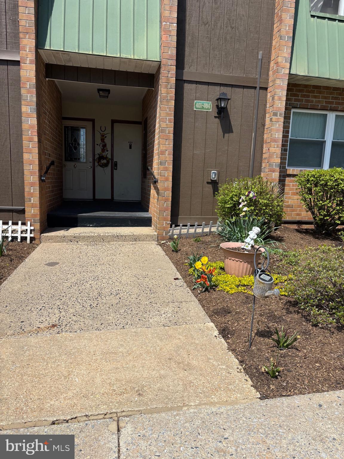 402 MEADOWVIEW LANE 402