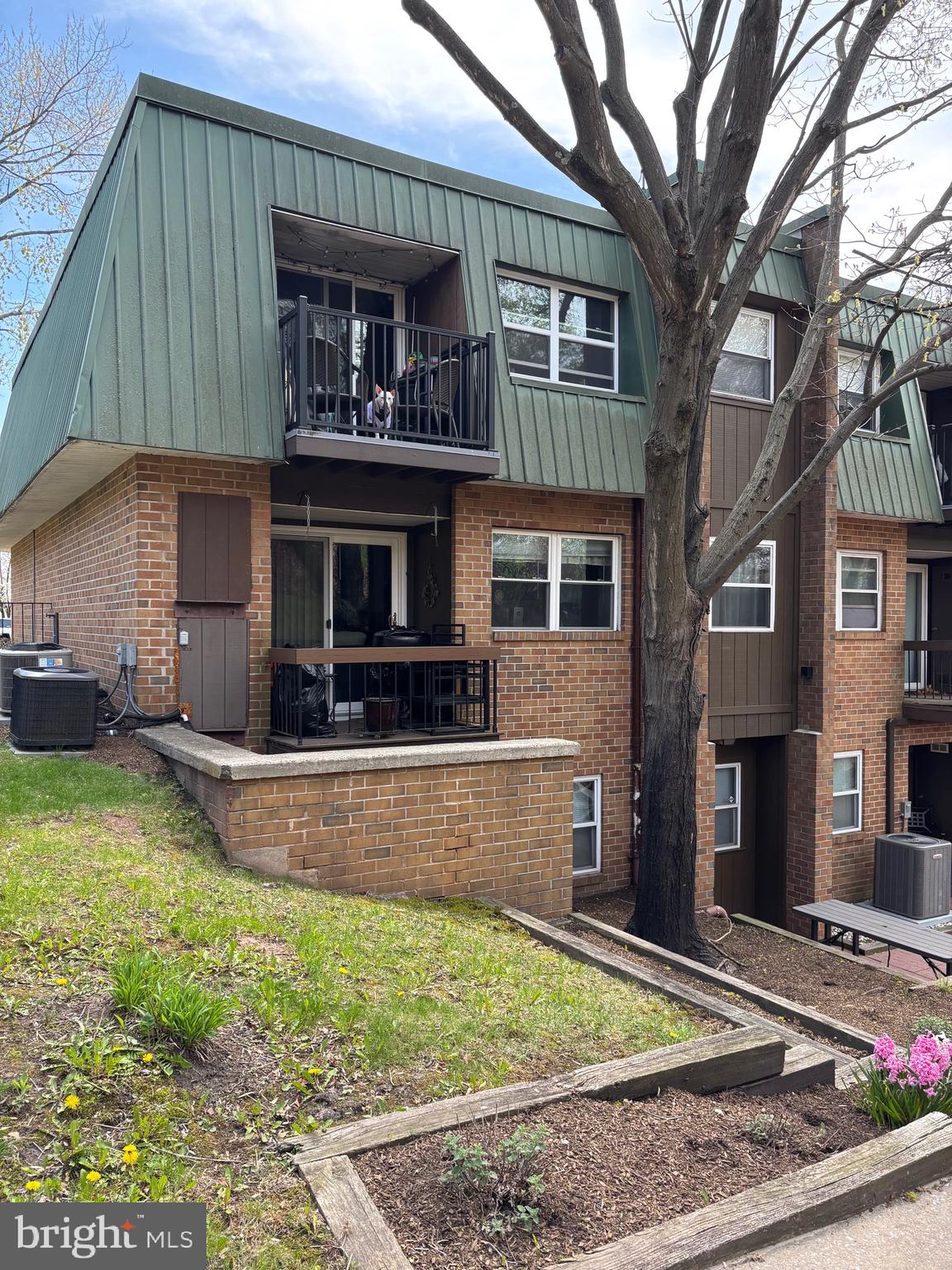 402 MEADOWVIEW LANE 402