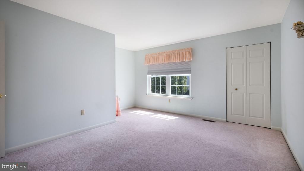 325 VANDERBILT LANE