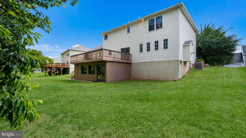 325 VANDERBILT LANE
