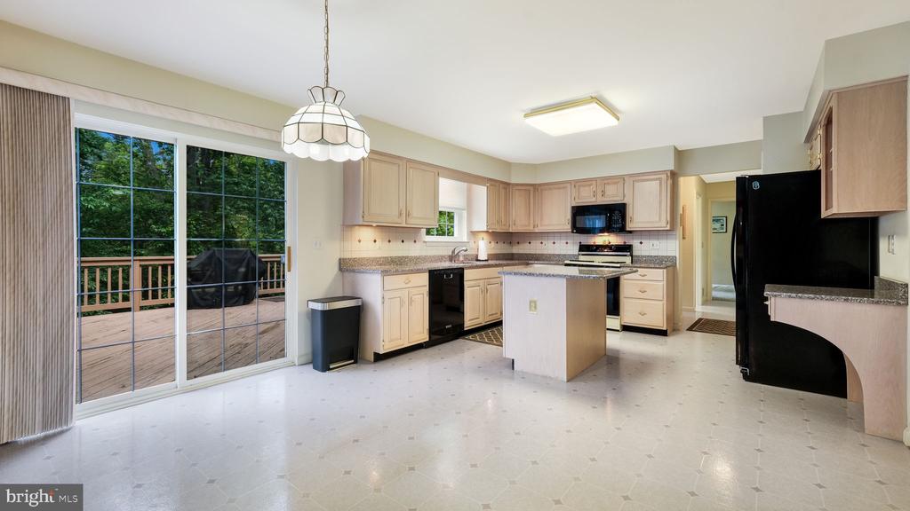 325 VANDERBILT LANE