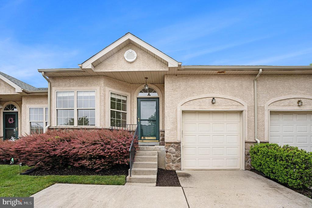 656 MANOR DRIVE