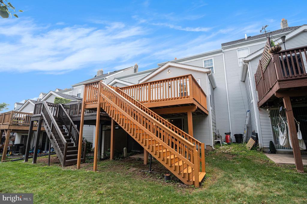 1042 RAFTER RD