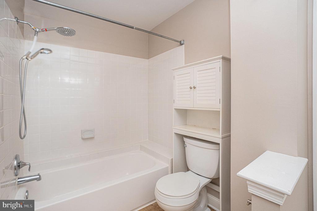 1042 RAFTER RD
