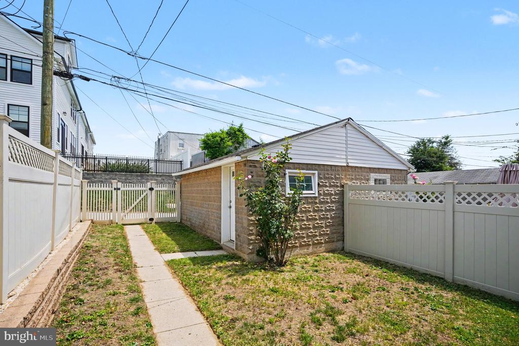 210 E 11TH AVENUE