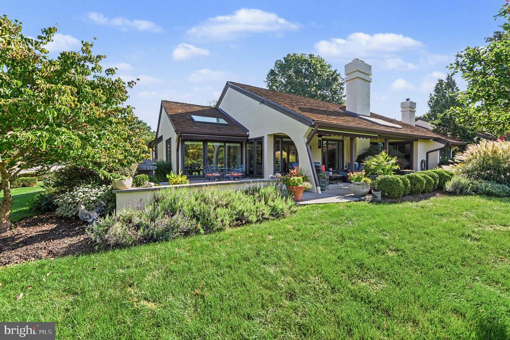 8 BRIDLE LANE