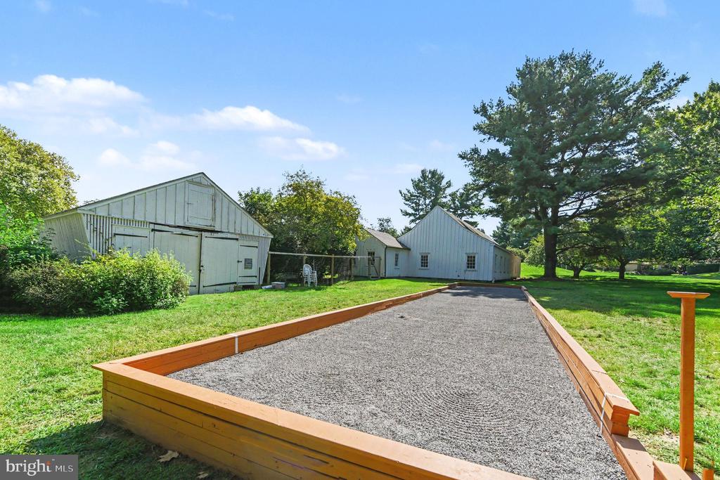8 BRIDLE LANE