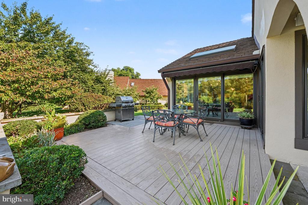 8 BRIDLE LANE