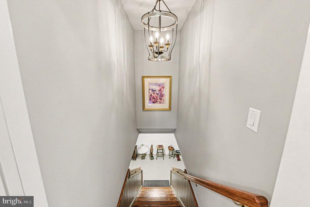 8 BRIDLE LANE