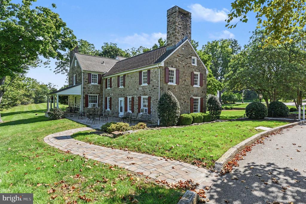 8 BRIDLE LANE