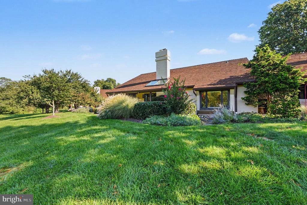 8 BRIDLE LANE