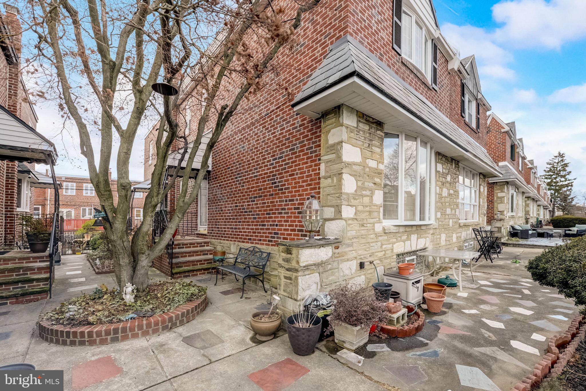 1209 E SYDNEY STREET