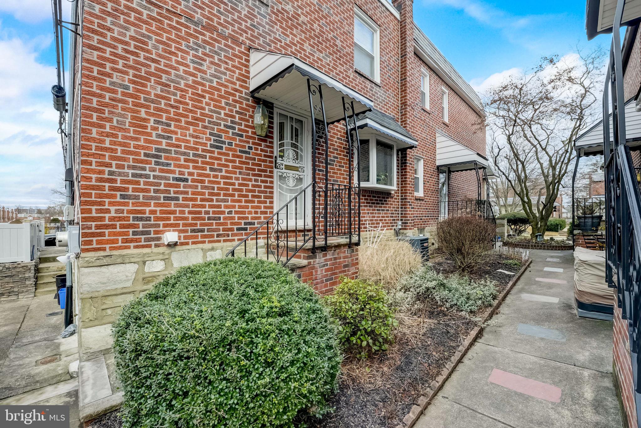 1209 E SYDNEY STREET